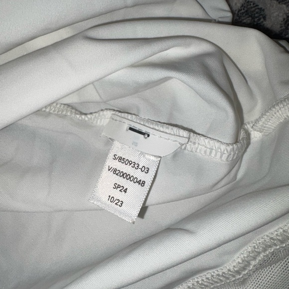 Athleta Women’s White Short Sleeve Shirt, Sz XS, mesh back panel - Picture 4 of 4